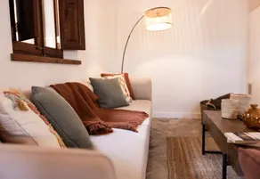 Holiday home with barbeque, pool & garden | Mountain view | Suitable for remote work - Image 5