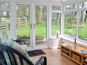 Cottage with garden & pool - Image 4