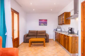 Holiday apartment with terrace, garden & pool - Image 4