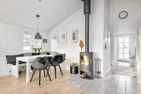 Holiday home with BBQ & terrace - Image 3
