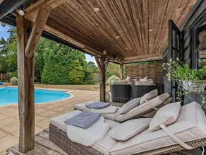 Cottage with pool & jacuzzi - Image 3