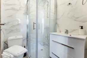 Dedicated room | Near Royal Palace of Madrid - Image 2
