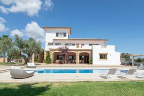 Family-friendly villa with garden, private pool & jacuzzi | Sea view | Good for workation - Image 2
