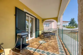 Fully equipped charming apartment with terrace, pool & garden - Image 3