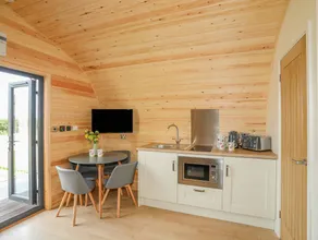 Cottage with hot tub & garden - Image 5