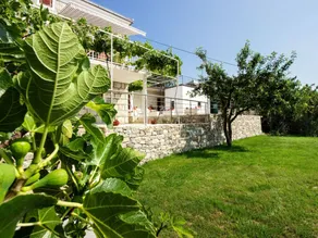 Fully equipped house with terrace, garden & private pool - Image 3