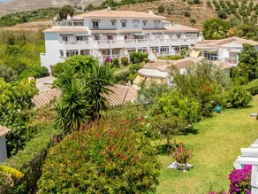 Holiday apartment with garden & pool - Image 3
