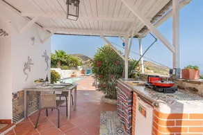 Ferienhaus mit Terrasse und privatem Pool | Stadtblick - Image 4