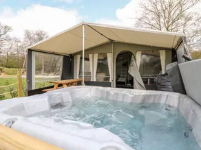 Cottage with garden & hot tub - Image 3