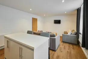 Apartment with garden - Image 3