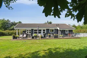 Holiday home with barbeque & garden - Image 2