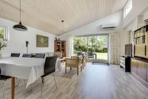Holiday home with barbeque & terrace - Image 5