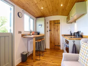 Cottage with garden & hot tub - Image 4