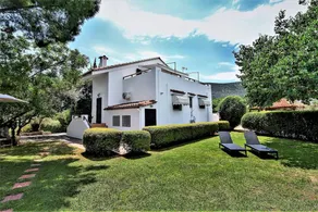 Villa avec piscine, jardin et terrasse - Image 2