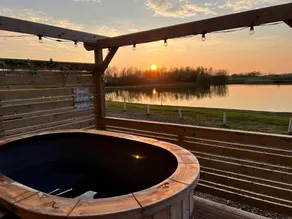 Lakefront Pod with Hot-Tub in England - Image 2