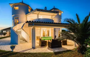 Villa avec barbecue, jacuzzi et jardin - Image 4