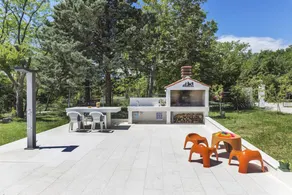 Villa with barbeque & pool - Image 5
