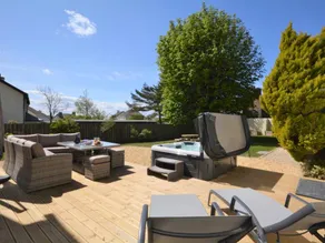 Cottage with garden & hot tub - Image 2