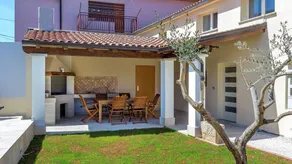 Holiday home with pool, BBQ & garden - Image 4