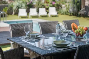 Villa avec terrasse, internet haut débit et piscine chauffée | Vue jardin - Image 4