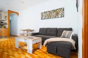 Appartement de vacances avec terrasse, internet haut débit et jardin | Vue ville | Parfait pour le travail à distance - Image 2
