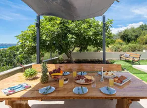 Holiday apartment with terrace & garden - Image 5