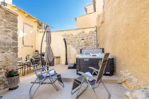House with BBQ, garden & hot tub - Image 3