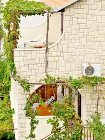Apartment with terrace & garden - Image 2
