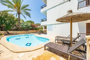 Appartement de vacances avec piscine, internet haut débit et jardin | Vue jardin - Image 2