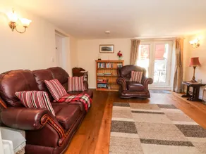 Family-oriented cottage with garden - Image 5