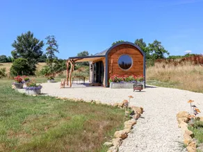 Family-friendly lovely cottage with garden - Image 2