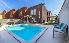 Casa vacacional apta para niños con terraza y piscina privada | Vistas al mar - Image 2