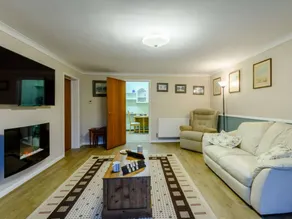 Holiday home with barbeque & garden | Water view - Image 3