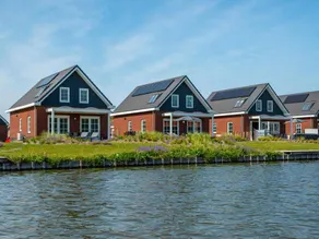 Sustainable water villa with sauna - Image 4