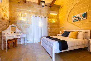 Spacious Villa with Private Pool and Family-Friendly Amenities - Image 4