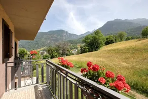 House with garden | Mountain view - Image 2
