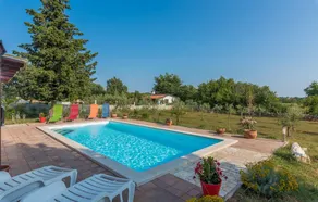 Casa vacacional con jardín, piscina privada y terraza - Image 3