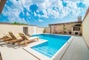 Fully equipped pleasant apartment with private pool, barbecue & garden | Pets allowed - Image 2