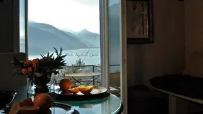 Appartement de vacances entièrement équipé avec jardin, piscine et barbecue | Vue jardin | Avec animaux acceptés - Image 5