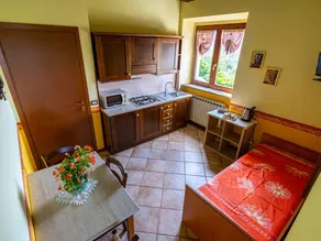 Holiday apartment with garden, barbeque & pool - Image 4