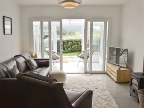 Family-friendly cottage with barbeque & garden - Image 2