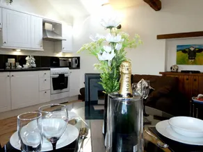 Cottage with garden - Image 2
