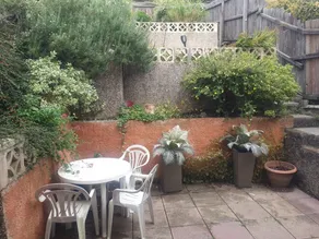 Holiday home with barbeque & garden - Image 3
