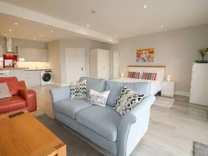 Family-friendly cottage with garden & hot tub - Image 4