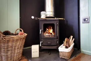 Charming Shepard's Hut, Perfect for Glamping on the North Devon Coastline - Image 4