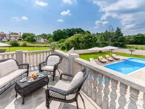 Villa with pool - Image 2