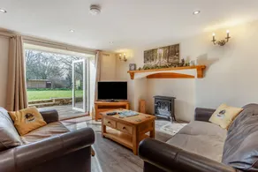 Cottage with garden & hot tub - Image 3