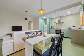 Casa vacacional con jardín, terraza y barbacoa | Vistas a la ciudad - Image 4