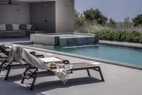 Villa with hot tub & pool | Sea view - Image 2