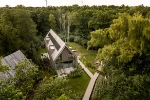 Luxurious lodge for 8 guests in Belgian Limburg, featuring abundant natural light, modern amenities, and a tranquil, nature-rich environment. - Image 4